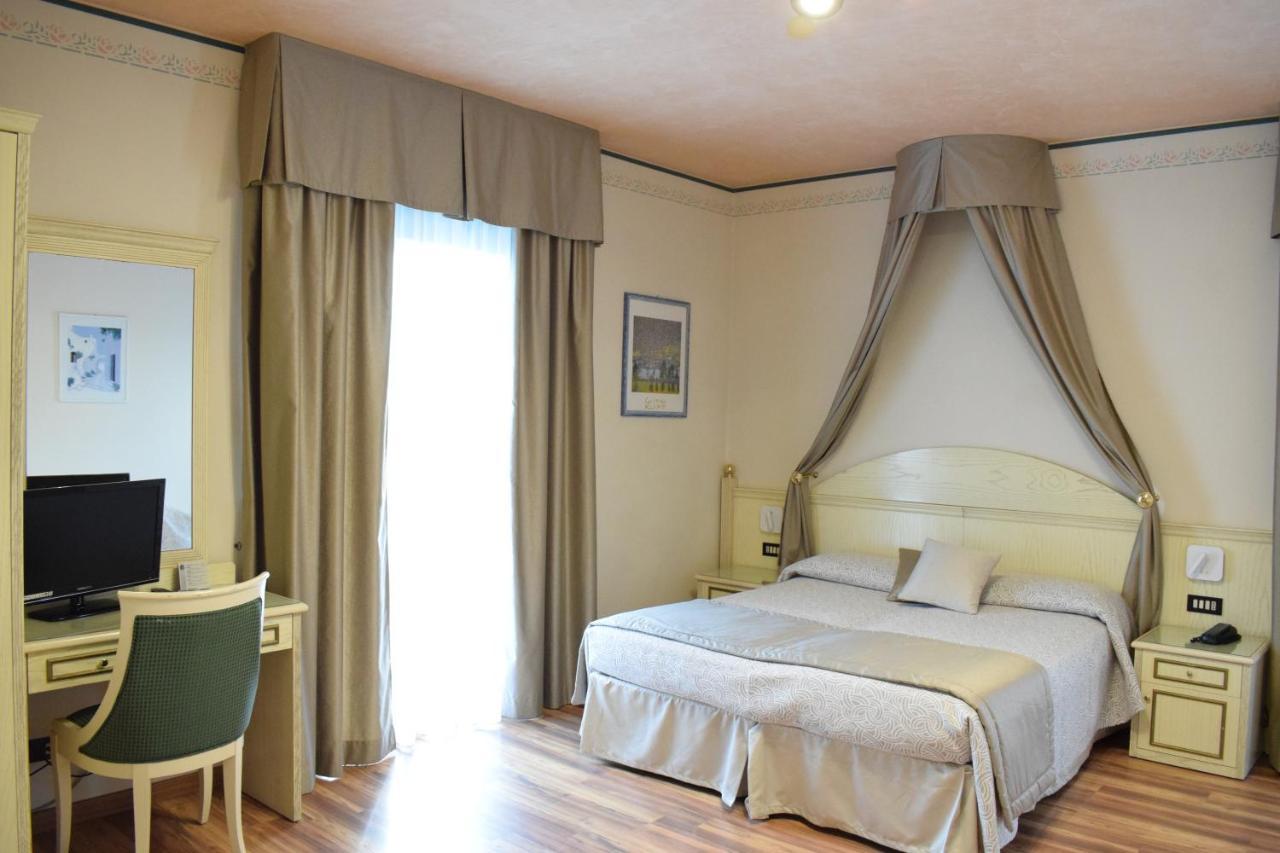 Hotel Carlton ลิโดดิเยโซโล ภายนอก รูปภาพ